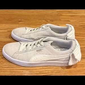 Puma Cream Suede Back Bow Metallic Sneakers Size 9